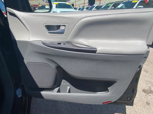Used 2017 Toyota Sienna LE FWD image 16