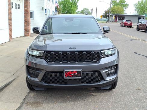 Used 2023 Jeep Grand Cherokee Altitude AWD/4WD image 3