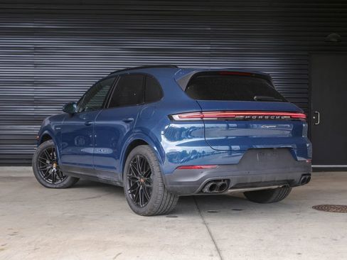 Certified 2025 Porsche Cayenne E-Hybrid image 3
