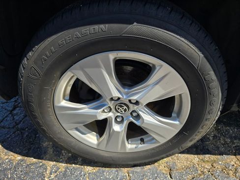 Used 2020 Toyota RAV4 XLE AWD/4WD image 19