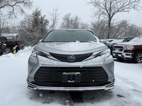 Used 2022 Toyota Sienna XLE image 15