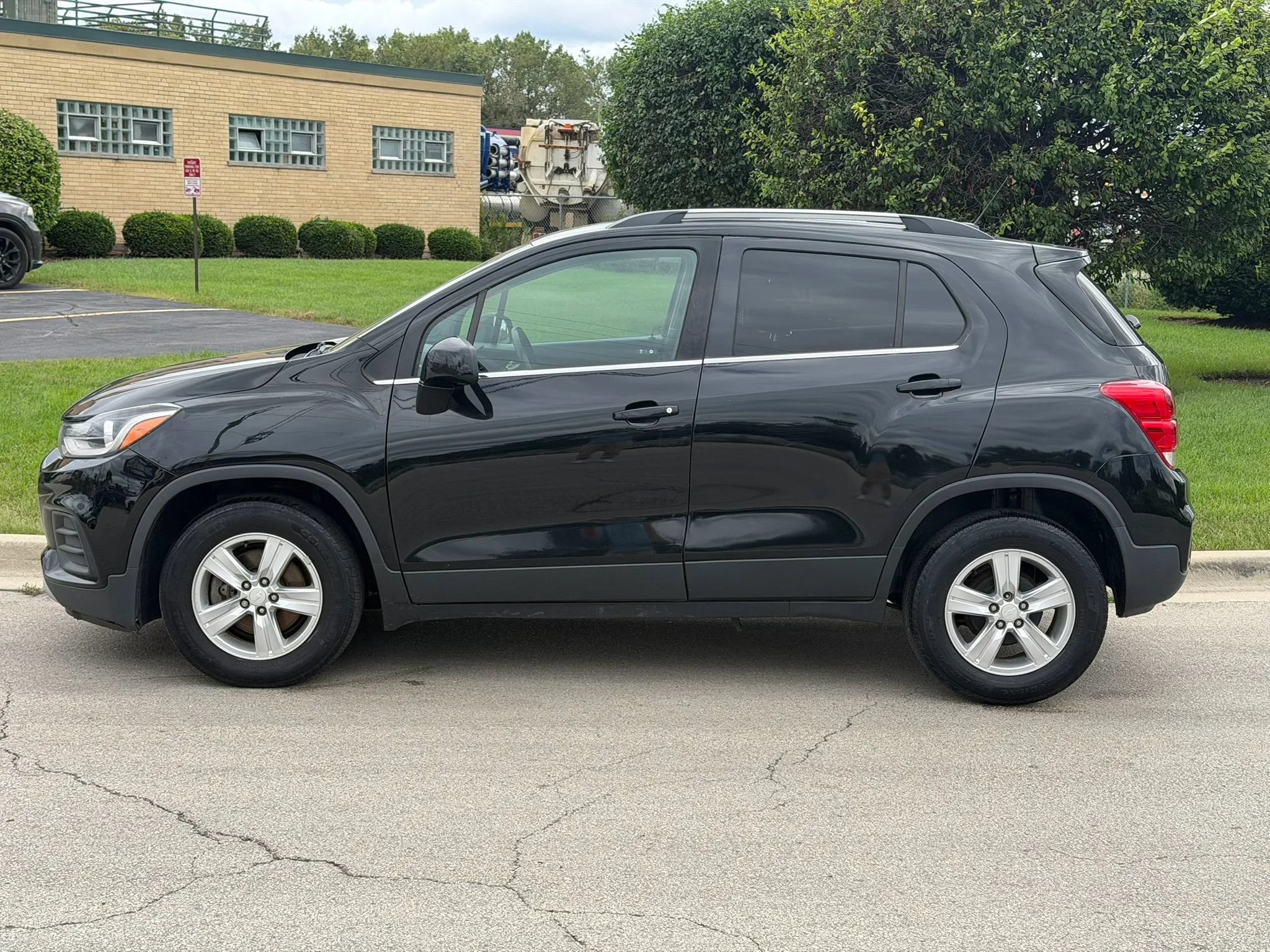 Used 2020 Chevrolet Trax LT FWD image 2