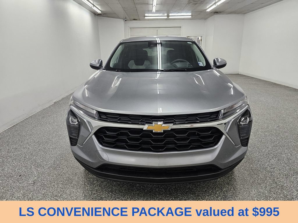 Used 2026 Chevrolet Trax LS w/ LS Convenience Package FWD image 2