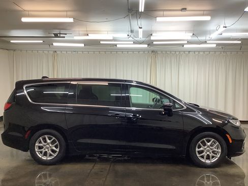 Used 2024 Chrysler Pacifica Touring-L FWD image 5