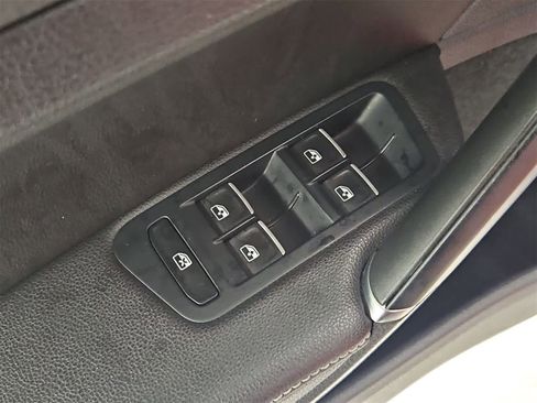 Used 2018 Volkswagen Golf R 4-Door image 17