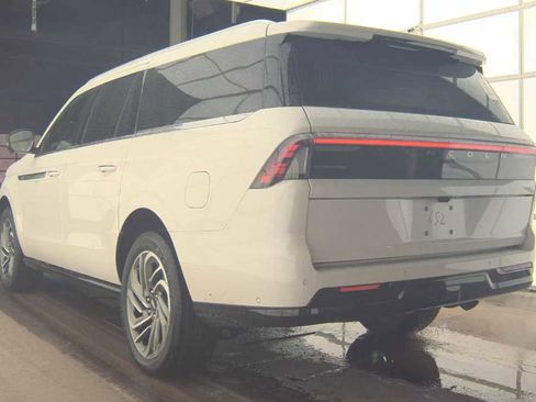 Used 2025 Lincoln Navigator L Reserve image 9