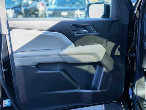 Used 2025 Chevrolet Colorado ZR2 w/ Midnight Edition image 16