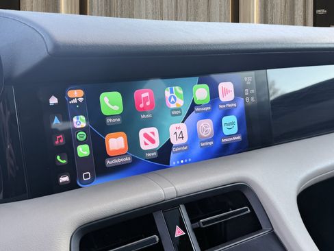 Used 2022 Porsche Taycan image 3