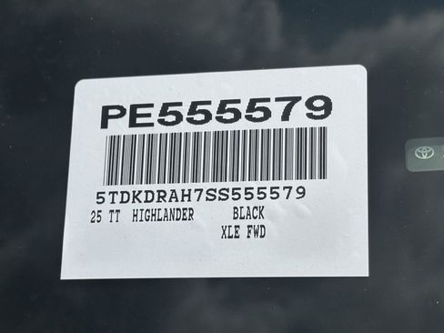 Used 2025 Toyota Highlander XLE FWD image 14