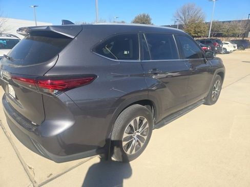 Used 2023 Toyota Highlander XLE image 3