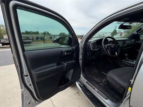 Used 2016 Toyota Tacoma TRD Off-Road w/ Premium & Technology Package RWD image 9