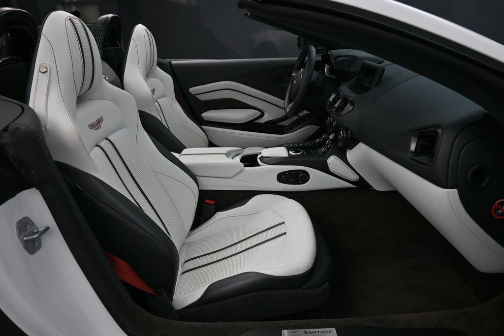 Used 2023 Aston Martin V8 Vantage Roadster RWD image 24