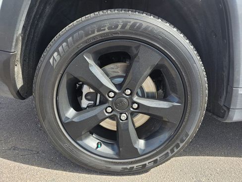 Used 2024 Jeep Grand Cherokee L Laredo image 16