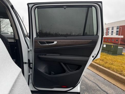 Used 2025 Volkswagen Atlas SEL AWD/4WD image 40