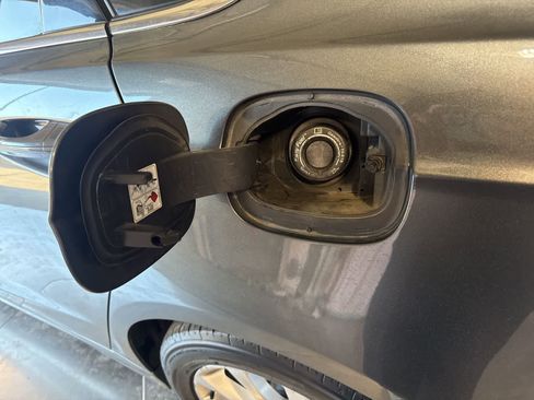 Used 2017 Ford Fusion SE w/ Fusion SE Technology Package image 8