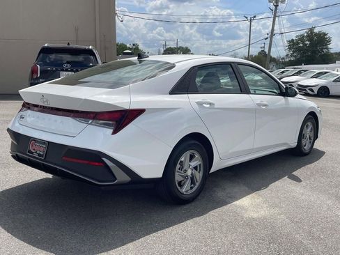 New 2026 Hyundai Elantra SE image 3