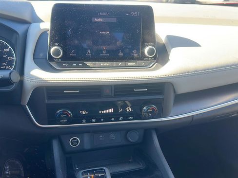 Used 2023 Nissan Rogue SV image 11