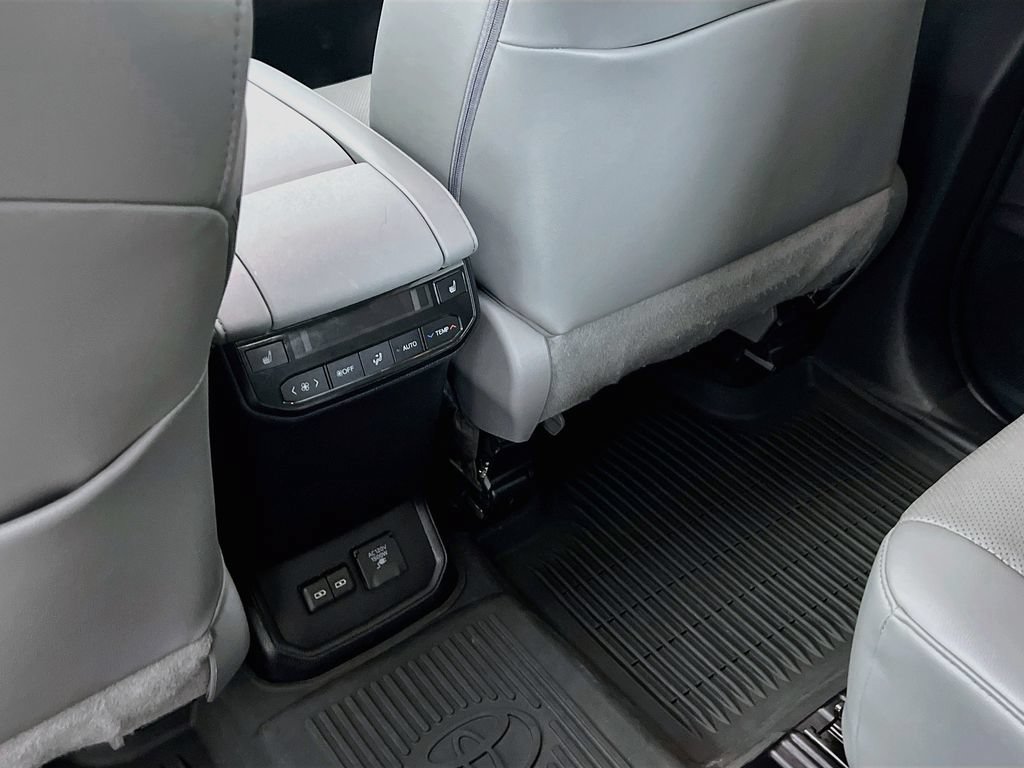 Used 2023 Toyota Highlander Platinum AWD/4WD image 26