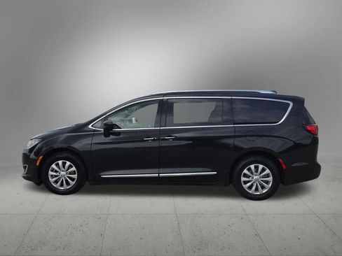 Used 2018 Chrysler Pacifica Touring-L FWD image 3