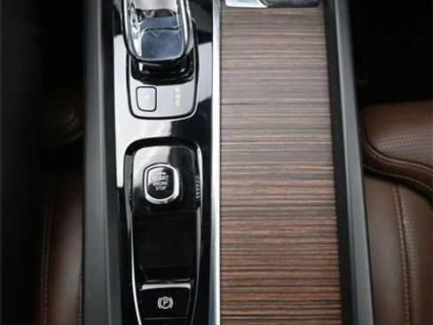 Used 2022 Volvo XC60 B5 Inscription image 10