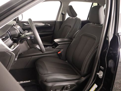 Used 2023 Jeep Grand Cherokee Laredo AWD/4WD image 30