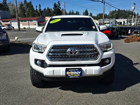 Used 2017 Toyota Tacoma TRD Sport w/ Tow Package (A/T) image 3