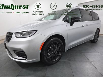 New 2026 Chrysler Pacifica Select w/ S Appearance Package