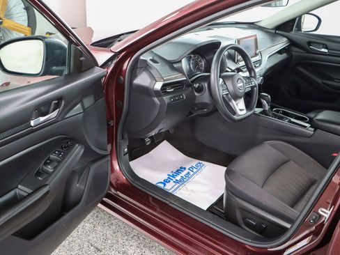 Used 2024 Nissan Altima 2.5 SV FWD image 3