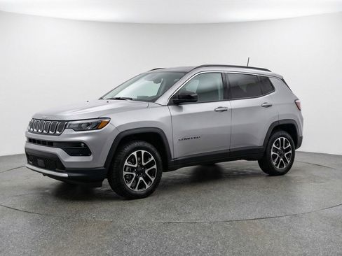 Used 2025 Jeep Compass Trailhawk image 2