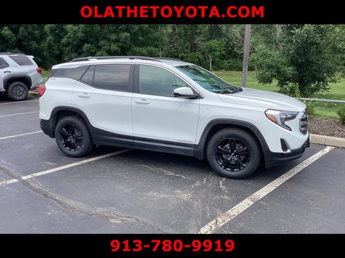 Used 2021 GMC Terrain SLE w/ Driver Convenience Package image 3