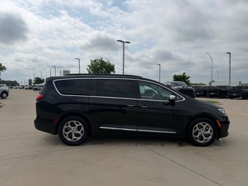 Used 2023 Chrysler Pacifica Limited image 6