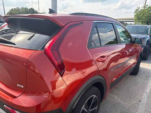 Used 2023 Kia Niro EX FWD image 3