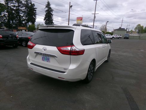 Used 2018 Toyota Sienna Limited Premium w/ Carpet Mat Package image 6