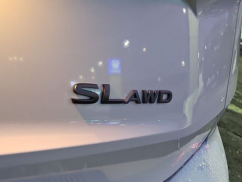 Used 2025 Nissan Rogue SL AWD/4WD image 31