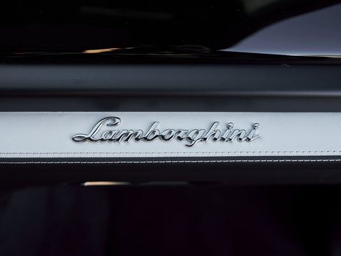 Used 2025 Lamborghini Urus SE image 40