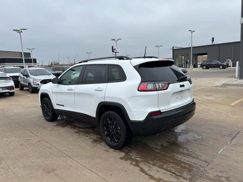 Used 2023 Jeep Cherokee Altitude Lux image 2