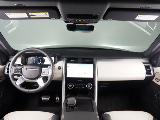Used 2024 Land Rover Discovery Dynamic SE AWD/4WD image 3