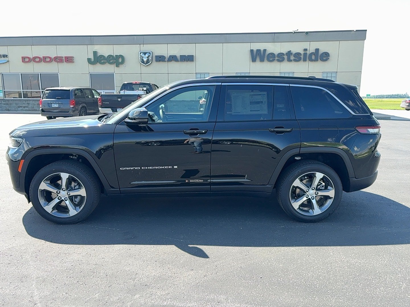 New 2026 Jeep Grand Cherokee Limited w/ Luxury Tech Group II AWD/4WD image 8