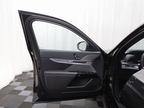 Certified 2025 BMW 740i xDrive w/ Premium Package image 4