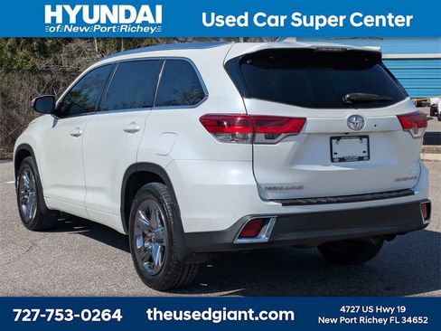 Used 2017 Toyota Highlander Limited Platinum image 3