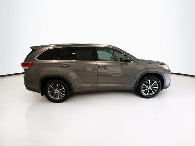 Certified 2017 Toyota Highlander XLE w/ Carpet Mat Package AWD/4WD image 8
