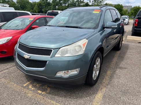 Used 2009 Chevrolet Traverse LT FWD image 2