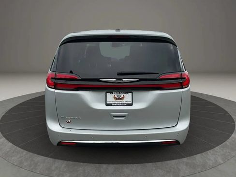 Used 2024 Chrysler Pacifica Touring-L FWD image 4