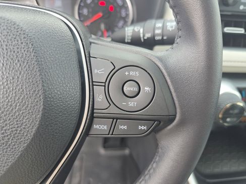 Used 2022 Toyota RAV4 XLE Premium image 24