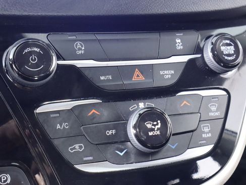 Used 2022 Chrysler Voyager LX image 21