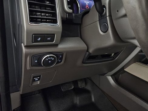 Used 2021 Ford Expedition XLT RWD image 24