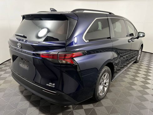 Used 2021 Toyota Sienna XLE image 5