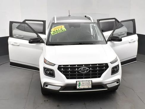 Used 2024 Hyundai Venue Limited FWD image 10