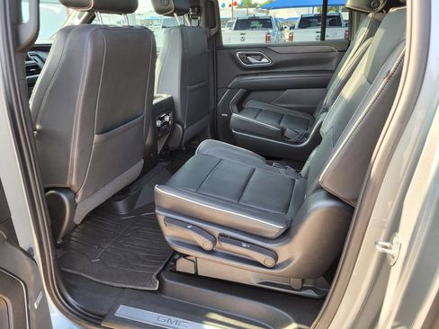 Used 2023 GMC Yukon XL SLT AWD/4WD image 3