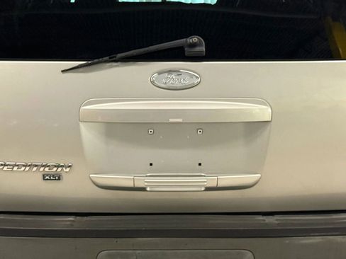 Used 2004 Ford Expedition XLT image 11